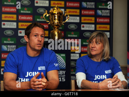 Jonny Wilkinson (links) und Debbie Jevans, Chief Executive des England 2015 Organizing Committee, während einer Fotoschau im Grasshoppers Rugby Club, Middlesex. Stockfoto