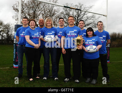 Debbie Jevans und Jonny Wilkinson, Chief Executive des England 2015 Organisationskomitees, mit Freiwilligen während einer Fotoschau im Grasshoppers Rugby Club, Middlesex. Stockfoto