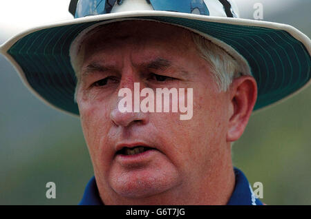 England-Coach Duncan Fletcher spricht mit den Medien am zweiten Tag des Tour-Spiels gegen die XI des Vizekanzlers an der University of West Indies in Kingston, Jamaika. Stockfoto