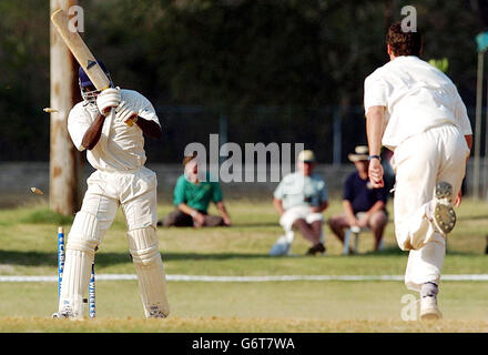 Der englische Schnellbowler Simon Jones nimmt am zweiten Tag des Tourmatches gegen die XI des Vizekanzlers an der University of West Indies in Kingston, Jamaika, das letzte Wicket ein. Stockfoto