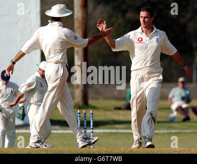 England Fast Bowler Simon Jones (rechts) feiert mit Kapitän Michael Vaughan nach dem letzten Wicket, am zweiten Tag des Tour-Spiels gegen die Vizekanzler XI an der University of West Indies in Kingston, Jamaika. Stockfoto