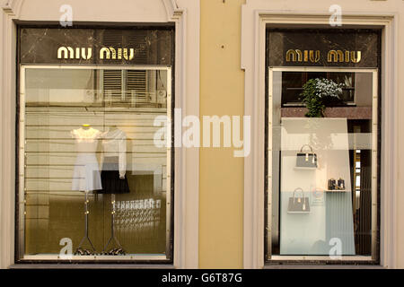 Miu Miu Damen Luxus High Fashion und Accessoires, die Schaufenster in Turin Fashion Avenue, Via Lagrange Stockfoto