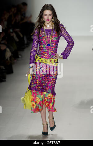 Ein Modell auf dem Laufsteg bei der Modeschau Betsey Johnson, die im Lincoln Center in New York während der Mercedes Benz New York Fashion Week 2014 stattfand. Stockfoto