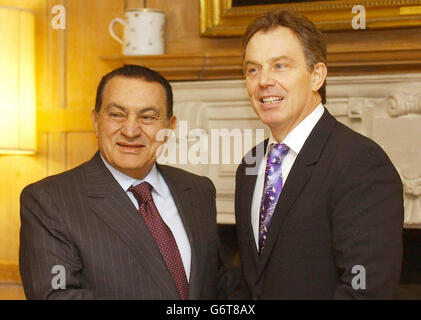 Der britische Premierminister Tony Blair (rechts) begrüßt den ägyptischen Präsidenten Hosni Mubarak bei seiner Residenz in Chequers in der Grafschaft Buckinghamshire, in der Nähe von Wendover, wo sie Gespräche über den Nahen Osten führten. Stockfoto