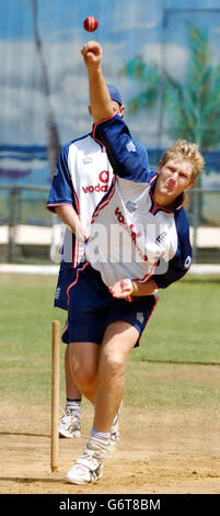 England Fast Bowler Matthew Hoggard in Aktion während einer Netzsitzung in Kingston, Jamaika. England bereitet sich auf die Westindischen Inseln im ersten Testspiel am 11. März in Sabina Park, Kingston. Stockfoto