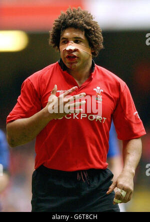 Wales' Kapitän Colin Charvis mit blutiger Nase beim RBS 6 Nations Cup Spiel gegen Frankreich im Millennium Stadium, Cardiff. Frankreich gewann das Spiel 29-22. Stockfoto