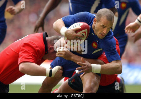 Der französische Frederic Michalak wird vom walisischen Iestyn Thomas (links) während des RBS 6 Nations Cup-Spiels im Millennium Stadium in Cardiff angegangen. Frankreich gewann das Spiel 29-22. Stockfoto