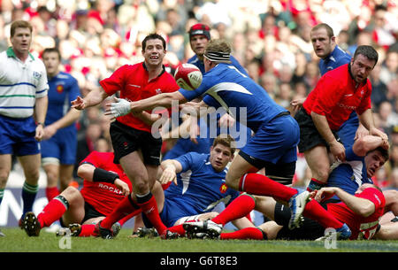 Wales Scrum Half Gareth Cooper bekommt seinen Tod, bevor er von Imanol Harinordoquy während Frankreichs Sieg über Wales 29-22 im RBS 6 Nations Cup mtach im Millennium Stadium, Cardiff, in Angriff genommen wird. Stockfoto