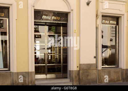 Miu Miu Damen Luxus High Fashion und Accessoires, die Schaufenster in Turin Fashion Avenue, Via Lagrange Stockfoto