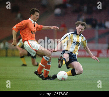 Fußball - Barclays League Division Four - Play-off-Finale - Blackpool gegen Torquay United - Wembley Stadium. Die Blackpool-Spieler Ian Gore (l.) und Stewart Evans von Torquay United kämpfen im Play-off-Finale der Division 4 in Wembley gegen sie. Stockfoto