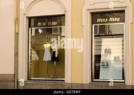 Miu Miu Frauen Luxus-High-Fashion und Accessoires, die Schaufenster in Turin Fashion Avenue, Via Lagrange Stockfoto