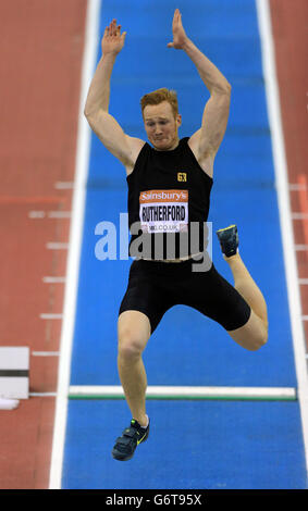 Der Großbritanniens Greg Rutherford beim Long Jump während des British Athletics Indoor Grand Prix in der National Indoor Arena, Birmingham. Stockfoto