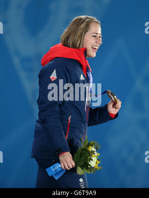 Großbritanniens Lizzy Yarnold mit ihrer Goldmedaille gewann sie im Frauenskelett, während der Medaillenzeremonie auf der Medals Plaza, bei den Olympischen Spielen 2014 in Sotschi, Russland. Stockfoto