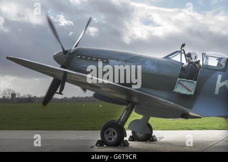 Prinz Harry sitzt in einer Spitfire während eines Besuchs der Boultbee Flight Academy in Goodwood, West Sussex. DRÜCKEN Sie VERBANDSFOTO. Bilddatum: Samstag, 15. Februar 2014. Battle of Britain Veteranen wurden in ihre Zeit als Piloten zurückversetzt, als Harry in das Cockpit der Spitfire kletterte und den Motor während des Starts eines Flugstipendiums für verletzte Ex-Soldaten anfing. Die Kriegsveteranen nahmen an der Teil, um das Spitfire Flight Scholarship zu unterstützen. Das Programm für verwundete ehemalige Militärangehörige und Frauen ist Teil des Endeavour Fund, der von der Royal Foundation of geschaffen wurde Stockfoto