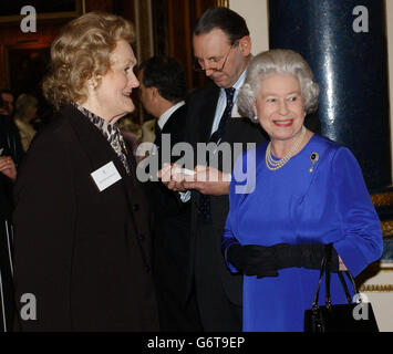 Die britische Königin Elizabeth II. (Rechts) spricht mit der Opernsängerin Dame Joan Sutherland bei einem Empfang im Buckingham Palace, wo Prominente, Schriftsteller, Sportstars, Akademiker und hochrangige Geschäftsleute zu den vielen Frauen gehörten, die von der königlichen Familie begrüßt wurden. Stockfoto