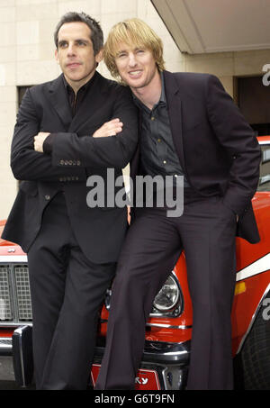 Die Schauspieler Ben Stiller (links) und Owen Wilson posieren mit einem originalen Ford Torino (nicht aus dem Programm) während einer Fotoausstellung im Dorchester Hotel in der Park Lane in London, vor der Filmpremiere von 'Starsky and Hutch' am Londoner Leicester Square. Ben Stiller spielt Starsky (Paul Michael Glaser) und Owen Wilson spielt Hutch (David Soul) in der großen Leinwand-Remake der legendären 70er Detective-Serie. Stockfoto