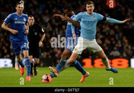 Edin Dzeko (rechts) von Manchester City kämpft während des FA Cup, dem fünften Spiel der Runde im Etihad Stadium, Manchester, um den Ball mit dem Chelsea-Weltmeister John Obi Mikel. Stockfoto