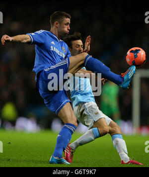 Chelsea's Gary Cahill (links) kämpft für den Ball mit Manchester City's David Silva während des FA Cup, Fünfte Runde Spiel im Etihad Stadium, Manchester. Stockfoto