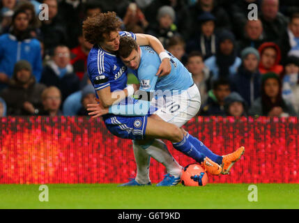 Edin Dzeko (rechts) von Manchester City kämpft mit Chelsea's David Luiz während des FA Cup, dem fünften Runde im Etihad Stadium, Manchester, um den Ball. Stockfoto