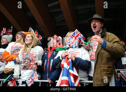 Die Familie der britischen Lizzy Yarnold (von links nach rechts)-Schwestern Katie und Charlotte, Mutter Judith und Vater Clive feiern, nachdem sie während der Olympischen Spiele 2014 in Sotschi im russischen Krasnaja Poljana im Women's Skeleton im Sanki Sliding Center Gold gewonnen hatte. DRÜCKEN SIE VERBANDSFOTO. Bilddatum: Freitag, 14. Februar 2014. Siehe PA Geschichte OLYMPICS Skeleton. Bildnachweis sollte lauten: Andrew Milligan/PA Wire. EINSCHRÄNKUNGEN: Nur für Nachrichtendienste. Nur für redaktionelle Zwecke. Keine Videoemulation. Stockfoto