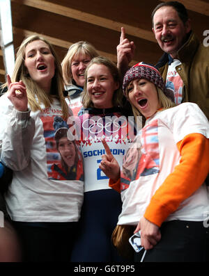 Die britische Lizzy Yarnold feiert mit ihrer (von links nach rechts) Schwester Charlotte, Mutter Judith, Schwester Katie und Vater Clive, nachdem sie während der Olympischen Spiele 2014 in Sotschi in Krasnaya Polyana, Russland, im Frauenskelett im Sanki Sliding Center Gold gewonnen hatte. DRÜCKEN SIE VERBANDSFOTO. Bilddatum: Freitag, 14. Februar 2014. Siehe PA Geschichte OLYMPICS Skeleton. Bildnachweis sollte lauten: Andrew Milligan/PA Wire. EINSCHRÄNKUNGEN: Nur für Nachrichtendienste. Nur für redaktionelle Zwecke. Keine Videoemulation. Stockfoto