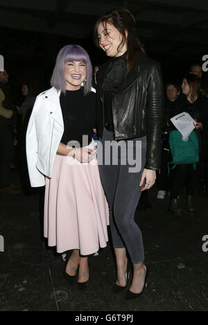 Kelly Osbourne (links) und Daisy Lowe bei der London Fashion Week Show des House of Holland Herbst/Winter 2014 im Old Sorting Office im Zentrum von London. Stockfoto