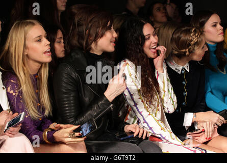 Daisy Lowe (2. Links) und Eliza Doolittle (3. Rechts) bei der London Fashion Week Show im Herbst/Winter 2014 im Old Sorting Office im Zentrum von London. Stockfoto