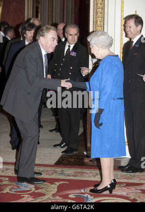 Queen Elizabeth II trifft Lord Lloyd-Webber bei einem Empfang für die Dramatic Arts im Buckingham Palace, London. Stockfoto