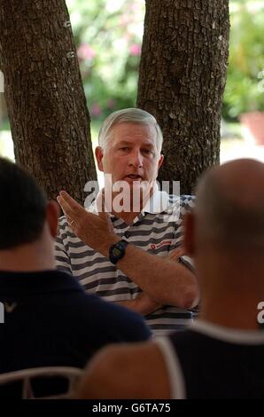 England V West Indies Testserie. England-Coach Duncan Fletcher spricht mit den Medien im Team-Hotel, Kingston, Jamaika. Stockfoto