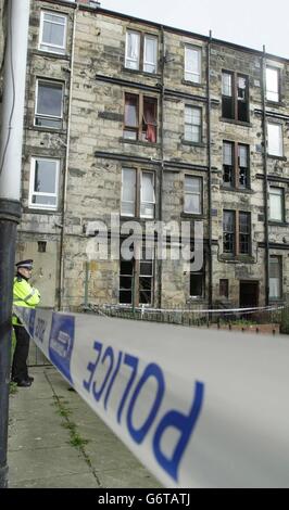 Die Folgen einer Explosion in der Allison Street, Glasgow, wo nach einer vermuteten Gasexplosion im Wohnblock eine Person starb und acht weitere verletzt wurden, teilte die Polizei mit. Die Verletzten, die alle Erwachsene waren, wurden in das Victoria Infirmary der Stadt, das Southern General Hospital und das Glasgow Royal Infirmary gebracht. Rund 40 Wohnungen wurden evakuiert und Bewohner wurden zu provisorischen Unterkunft im Holyrood Sports Center gebracht. Stockfoto