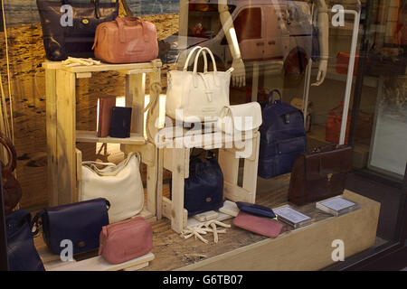 Frauen-Luxus-High-Fashion und Accessoires, die Schaufenster in Turin Fashion Avenue, Via Lagrange Stockfoto