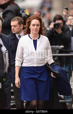 Der ehemalige Chef von News International Rebekah Brooks kommt im Old Bailey an, während der Telefonhacking-Prozess weitergeht. Stockfoto