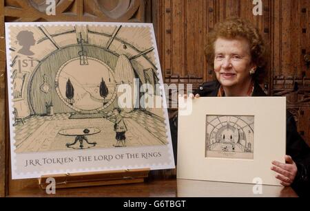 Miss Priscilla Tolkein, die Tochter des britischen Schriftstellers JRR Tolkein, mit der originalen Feder- und Tuschezeichnung der 'Hall at Bag-End' und einer Vergrößerung einer Marke, die sie darstellt und die am Donnerstag, den 26. Februar 2004 von der Royal Mail herausgegeben wird, Zum Gedenken an den 50. Jahrestag der ersten beiden Teile von „der Herr der Ringe“. Tolkeins Zeichnungen befinden sich permanent in der Bodleian Library, Oxford, wo das Foto aufgenommen wurde. . Hinweis an eds: Bild vom 17/2/2004. Stockfoto