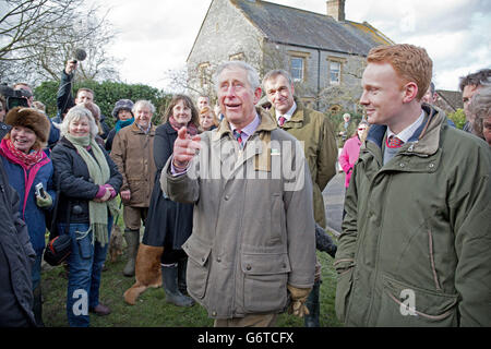 Der Prinz von Wales trifft die Bewohner von Muchelney, das aufgrund der Überschwemmungen auf dem Somerset-Niveau weitgehend abgeschnitten ist. Stockfoto