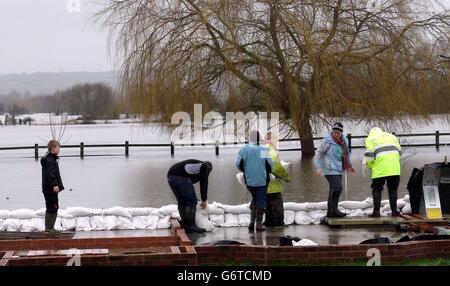 Die Bewohner von Northmoor bauen eine Mauer aus Sandsäcken, um ihre Gemeinde vor den Überschwemmungen auf den Somerset-Ebenen zu schützen. Stockfoto