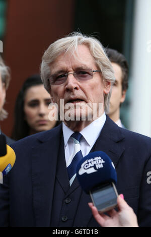 William Roache, Schauspieler der Coronation Street, spricht mit den Medien vor dem Preston Crown Court, da er heute von einer Jury aus zwei Anklagepunkten wegen Vergewaltigung eines 15-jährigen Mädchens in East Lancashire im Jahr 1967 für nicht schuldig befunden wurde. Und vier unanständige Übergriffe auf vier Mädchen im Alter zwischen 11 oder 12 und 16 Jahren in der Region Manchester in den Jahren 1965 und 1968. Stockfoto