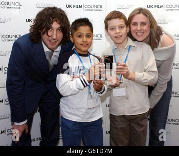 Von links nach rechts, MTV-Moderator Alex Zane mit Kierenjeet Sanghara und Calum Carey mit ihrer Auszeichnung für die beste Animation und ihre Lehrerin Stepahnie Brettell von der Burley St Matthias School, Leeds, während der ersten Light Film Awards am Odeon Leicester Square in London. Die Preise würdigen die besten und breitesten Beispiele für britische Kurzfilme junger Menschen im Alter von sieben bis 18 Jahren. Stockfoto