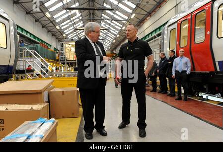 Verkehrssekretär Patrick McLoughlin (links) wird von Area Manager Paul Stewart (rechts) durch das Bombardier-Werk in Derby geführt, nachdem der Bahnhersteller den Auftrag zur Bereitstellung von Zügen für das Londoner Crossrail-Projekt gewonnen hat. Stockfoto