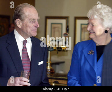 S.H. Prinz Philip, chattet mit Mary Peters, der ehemaligen Olympiasiegerin der Goldmedaille, bei einer Veranstaltung des Duke of Edinburgh Awards im Hilton Hotel in Templepatrick Co Antrim, Irland. Prinz Philip war an einem eintägigen Besuch in der Provinz, um eine Reihe von Verpflichtungen im Zusammenhang mit dem Award-Programm durchzuführen. Stockfoto