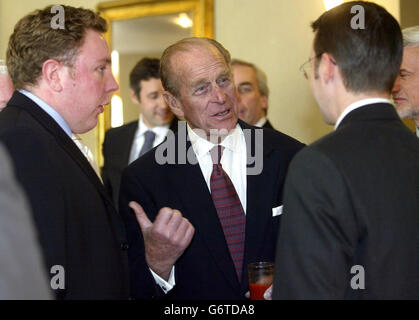 S.H. Prince Philip, chattet mit Gästen bei einem Duke of Edinburgh Award-Programm im Hilton Hotel in Templepatrick Co Antrim, Irland. Prinz Philip war auf einem eintägigen Besuch in der Provinz, um eine Reihe von Verpflichtungen im Zusammenhang mit dem Award-System durchzuführen. Stockfoto