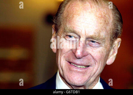 S.H. Prince Philip, chattet mit Gästen bei einem Duke of Edinburgh Award-Programm im Hilton Hotel in Templepatrick Co Antrim, Irland. Prinz Philip war auf einem eintägigen Besuch in der Provinz, um eine Reihe von Verpflichtungen im Zusammenhang mit dem Award-System durchzuführen. Stockfoto