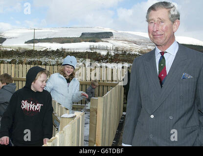 Der Prinz von Wales trifft Kinder in der Melmerby Village Hall in Cumbria. Charles lanciert im Rahmen seiner Initiative The Pub is the Hub einen neuen Guide, How to Save Your Local Pub, im Old Crown in Hesket Newmarket. Stockfoto