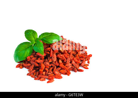Ein Haufen von getrockneten Goji-Beeren isoliert auf weißem Hintergrund Stockfoto