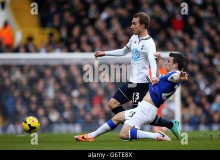 Fußball - Barclays Premier League - Tottenham Hotspur gegen Everton - White Hart Lane. Evertons Seamus Coleman (rechts) rutscht ein, um Christian Eriksen von Tottenham Hotspur herauszufordern Stockfoto