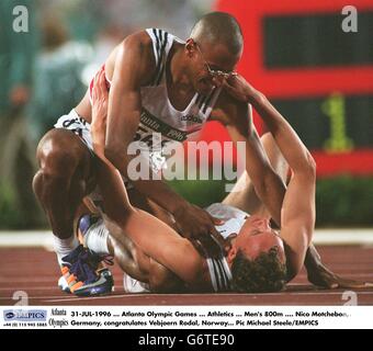 31-JUL-1996 ... Atlanta Olympische Spiele ... Leichtathletik ... Männer 800m .... Nico Motchebon, Deutschland, gratuliert Vebjoern Rodal, Norwegen Stockfoto