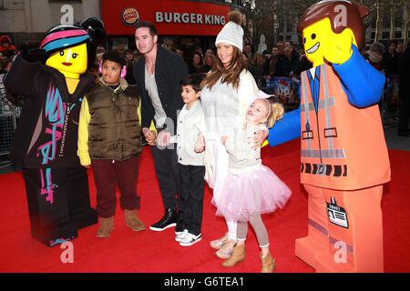 Katie Price und ihr Mann Kieran Hayler mit den Kindern Harvey (links) Junior und Princess bei der Ankunft bei einer Promi-Vorführung des Lego-Films im Vue West End, Leicester Square, London. Stockfoto