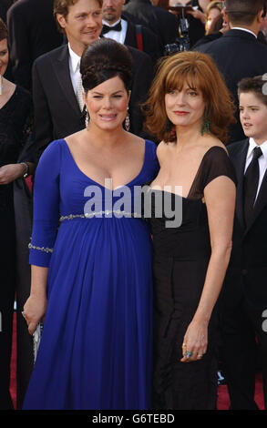 Marcia Gay Harden (L) und Susan Sarandon kommen im Kodak Theatre in Los Angeles zu den 76. Academy Awards an. Susan trägt ein Kleid von Tom Ford für Gucci, das mit Schmuck von Boucheron ausgestattet ist. Marcia trägt ein Kleid von Badgley Mischka. Stockfoto