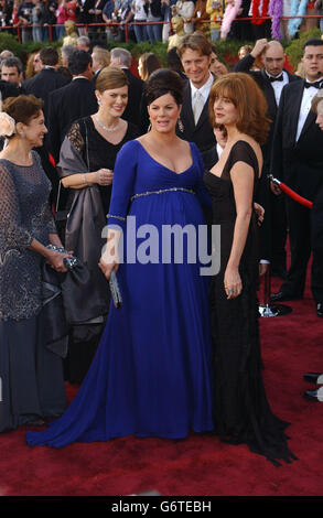 Marcia Gay Harden (L) und Susan Sarandon kommen im Kodak Theatre in Los Angeles zu den 76. Academy Awards an. Susan trägt ein Kleid von Tom Ford für Gucci, das mit Schmuck von Boucheron ausgestattet ist. Marcia trägt ein Kleid von Badgley Mischka. Stockfoto