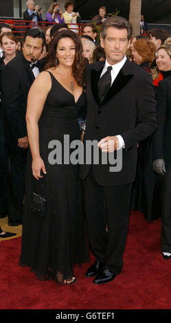 Pierce Brosnan und seine Frau Keeley Shaye-Smith kommen im Kodak Theatre in Los Angeles zu den 76. Academy Awards an. Pierce trägt einen Anzug von Versace. Stockfoto