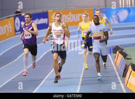 Nigel Levine (rechts) gewinnt das 400-m-Finale der Herren, nachdem Luke Lennon Ford am zweiten Tag der British Athletics Indoor Championships am English Institute of Sport in Sheffield disqualifiziert wurde. Stockfoto